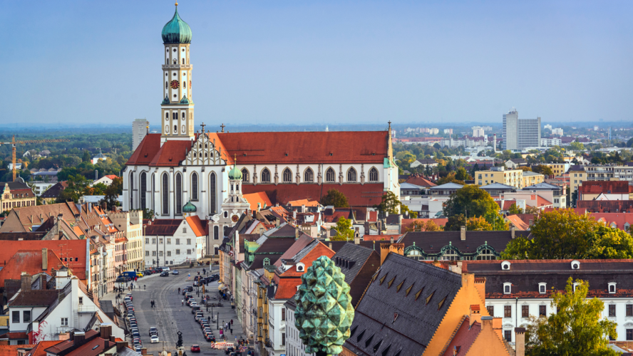 Abbildung blauer Himmel mit verschiedenen Gebäuden