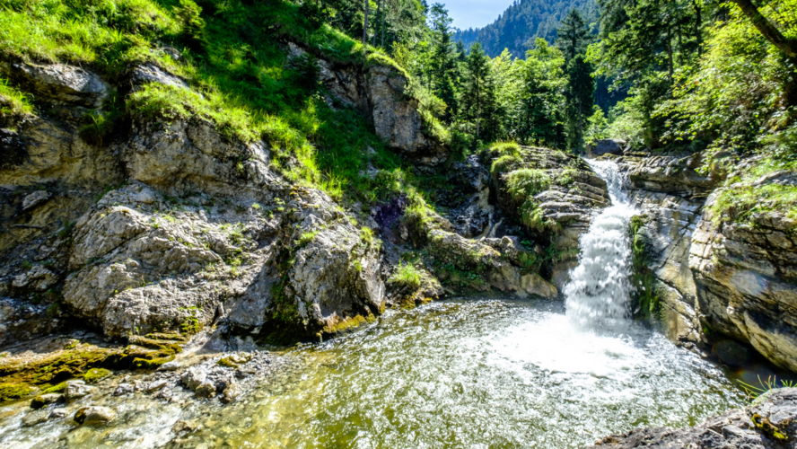 Abbildung Gewässer mit einem kleinen Wasserfall 