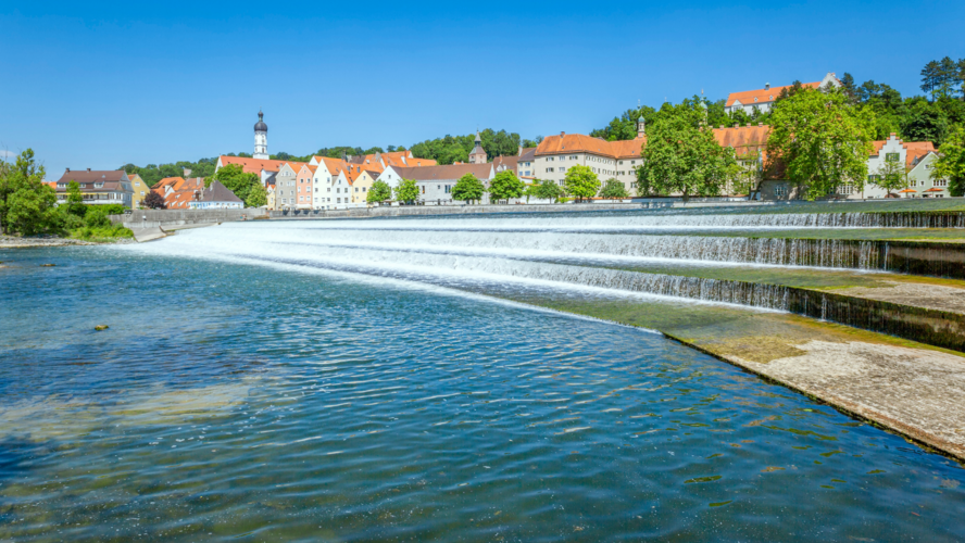 Abbildung Gewässer mit Häusern im Hintergrund 