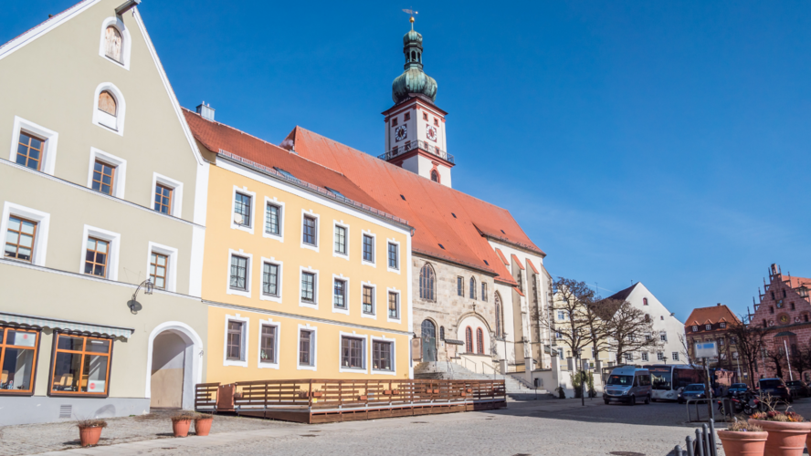 Abbildung Stadt mit Rathaus