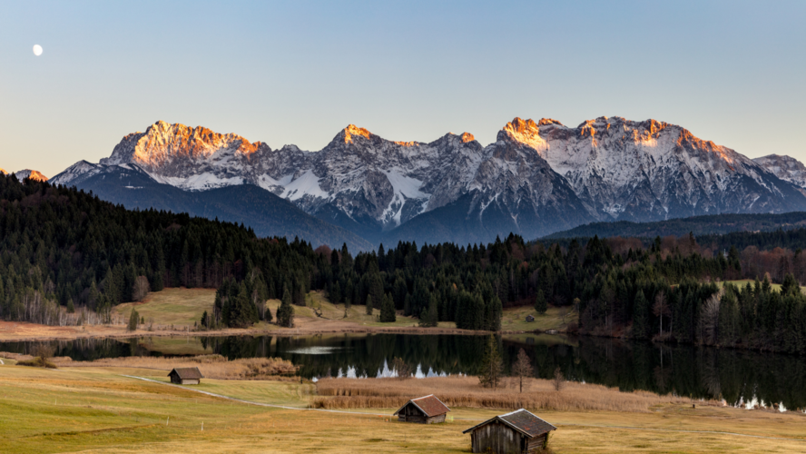 Abbildung Berge mit leerer Fläche im Vordergrund und Gewässer