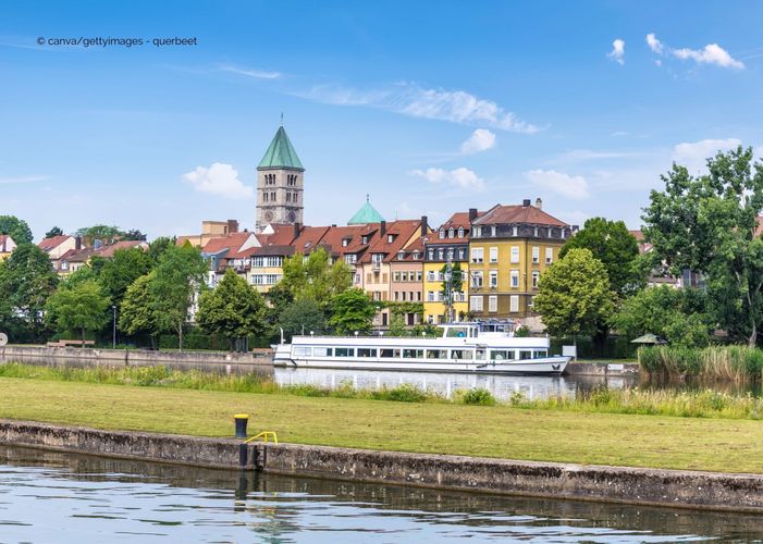 Abbildung Fluss mit Schiff und Stadt im Hintergrund 