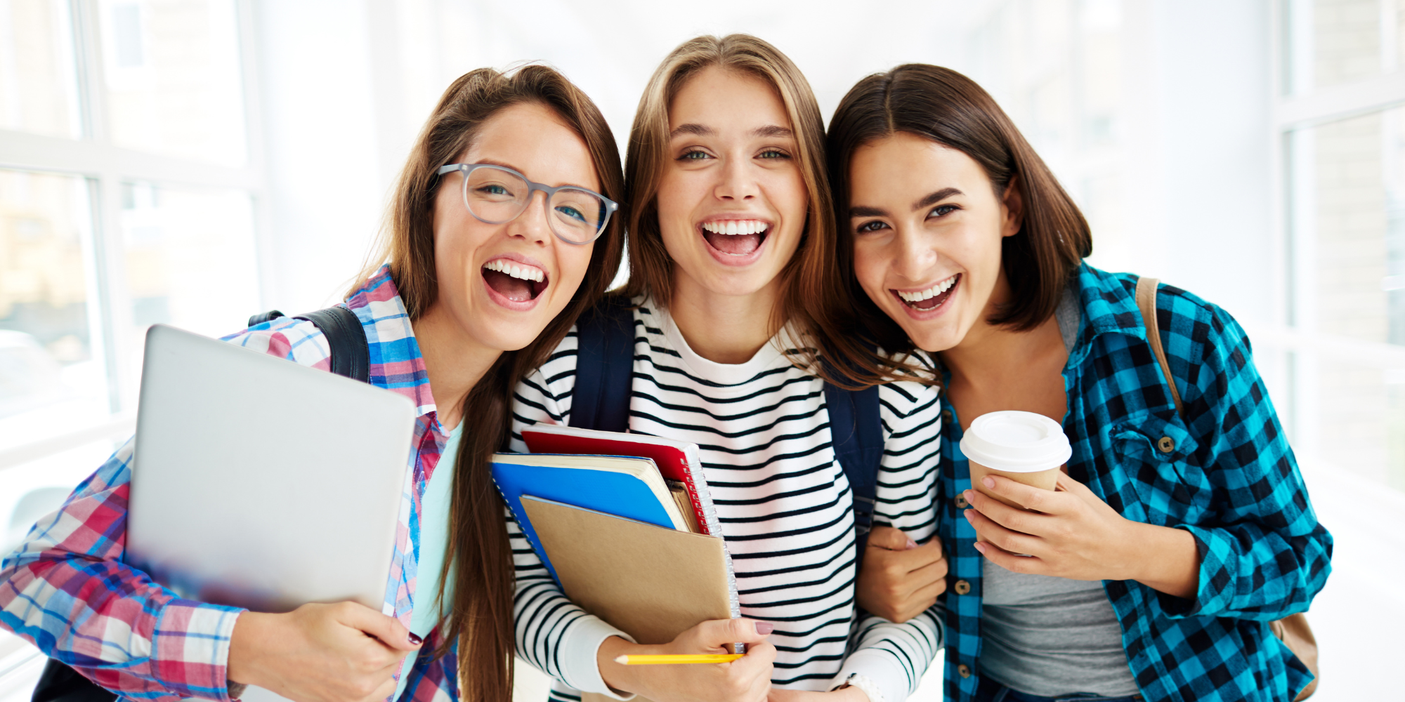 Abbildung drei Jugendliche Mädchen haben spaß und tragen Notizblöcke und Café in der Hand