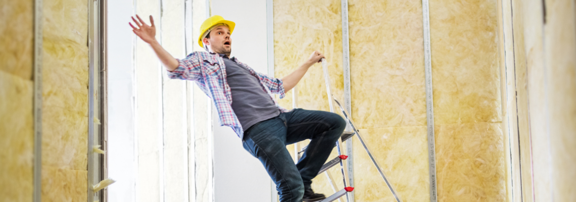 Abbildung Mann mit Schutzhelm steht auf einer Leiter
