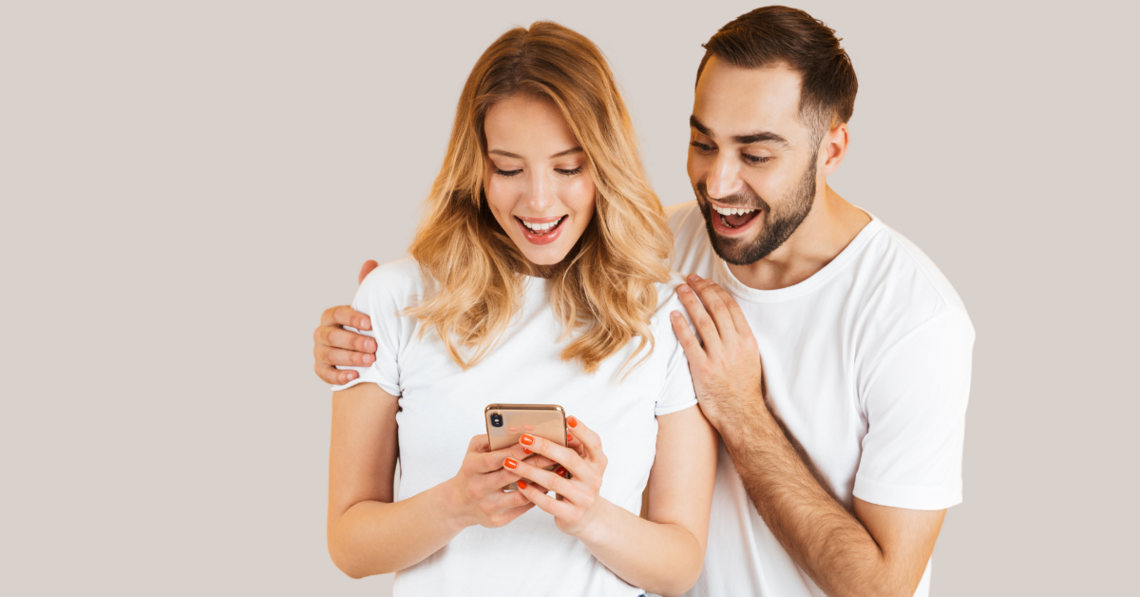 Abbildung zwei Jugendliche machen den Interessen Test auf dem Smartphone und freuen sich
